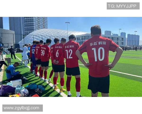 足球明星在绿茵场上展示踢飞盘的精彩瞬间与技巧魅力