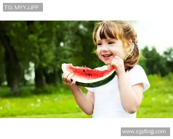 高清足球明星西瓜图片分享让你领略夏日清凉与运动激情的完美结合